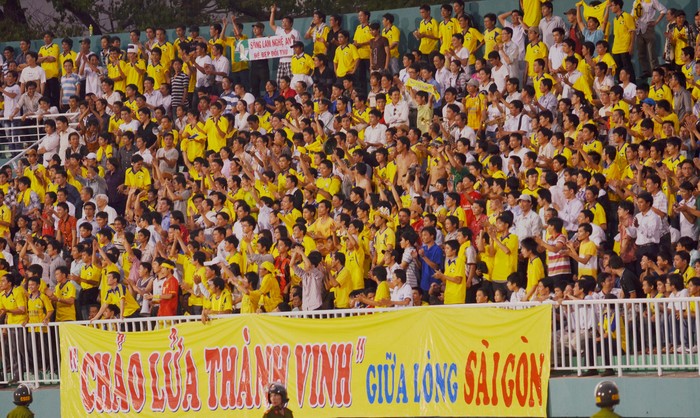 Hành quân đến bất cứ sân vận động nào, cổ động viên Sông Lam Nghệ An cũng có băng rôn kiểu khiêu khích như thế này...